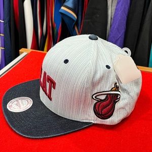 Y2k Mitchell and ness heat SnapBack